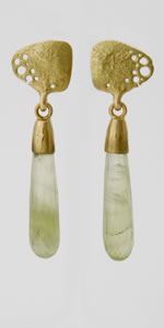 Drop earrings in 18K gold with Prehnite briolettes